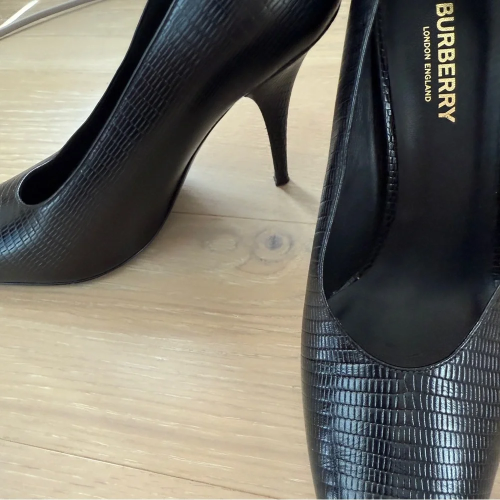 Burberry Lizard-Embossed Black Leather Pumps – Size 38 - Picture 12 of 13
